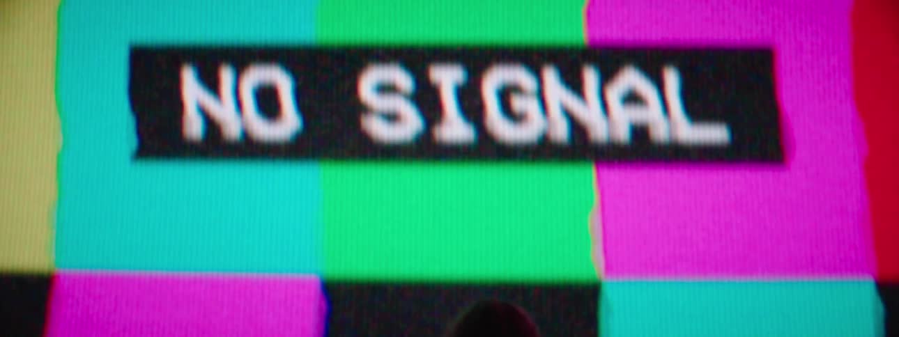No signal with flashing lights is projected on the wall