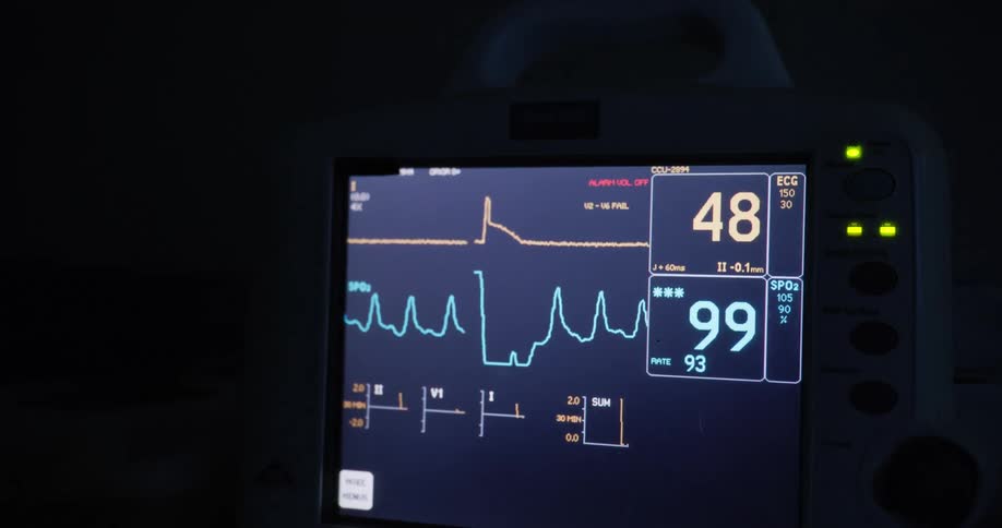 Patient monitor displays failing vitals in an emergency situation
