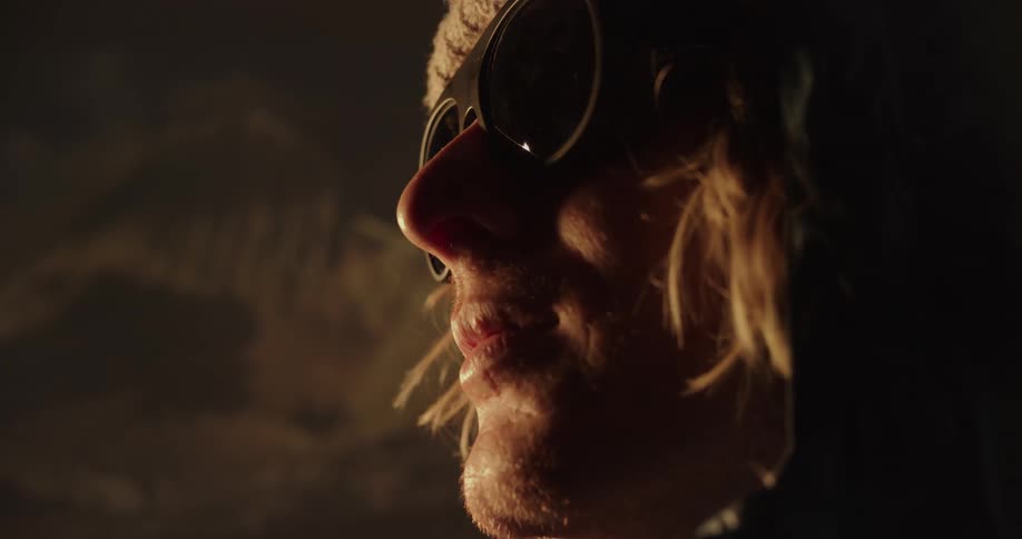 Portrait of a man with a beanie and sunglasses