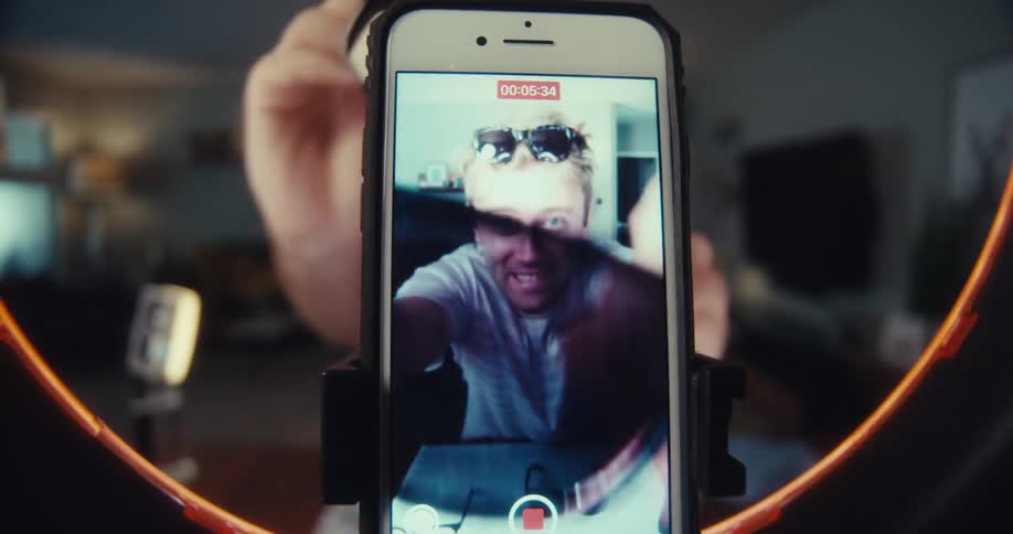 Influencer promotes sunglasses on camera in a cozy room