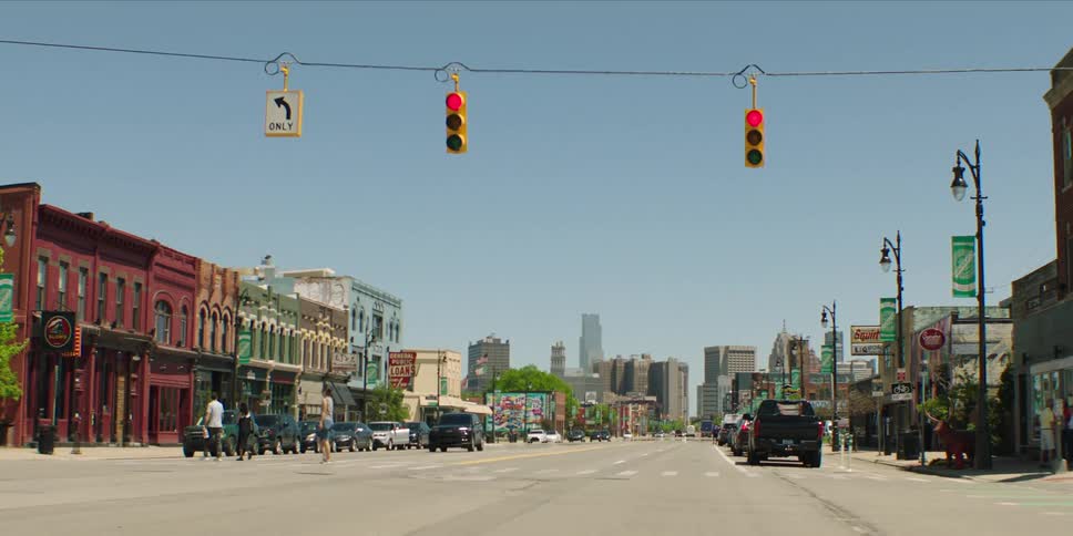 Street of an urban road with closed traffic lights and vehicle traffic