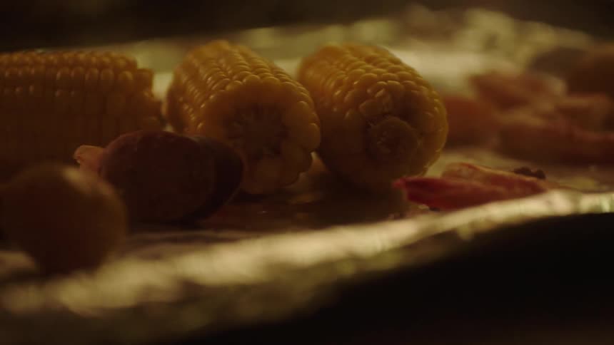Cooked corn on the cob placed on a tray