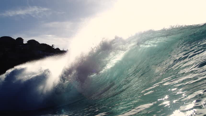 Strong tubular wave breaking in a crystal clear ocean