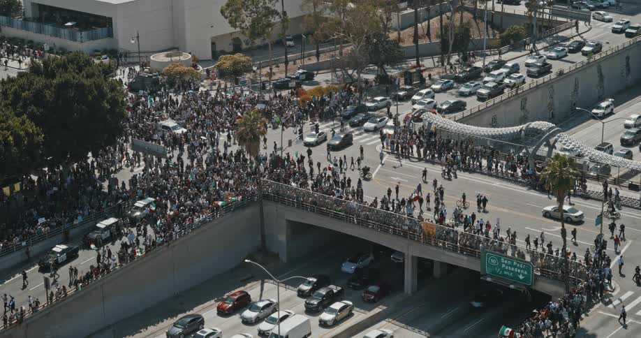 The crowd of protesters move to block the roads