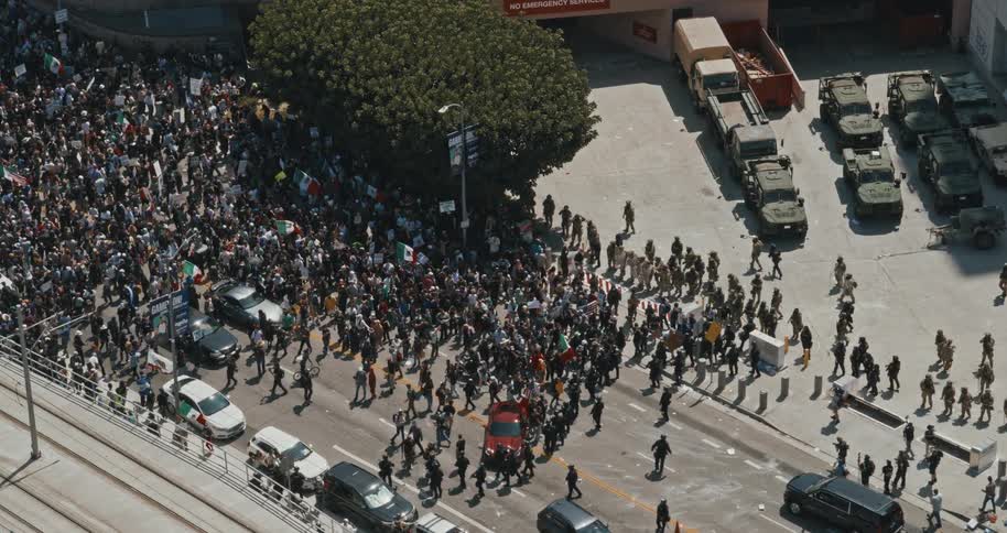 The road is full of hundreds of protesters