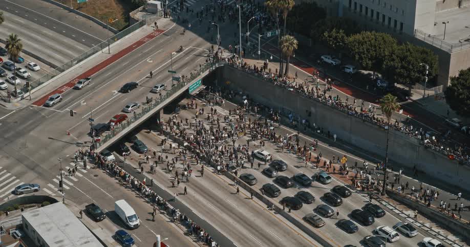 Crowds block traffic on the freeway