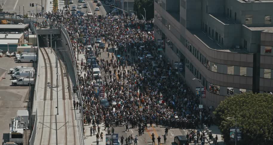 Protesters are swamping the police on the road