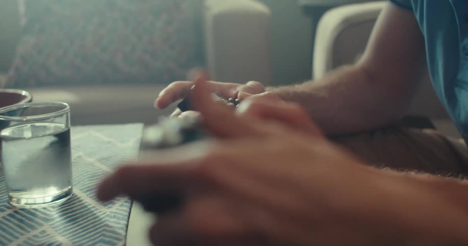 Man tries to interfere with his opponents manipulation of her game controller