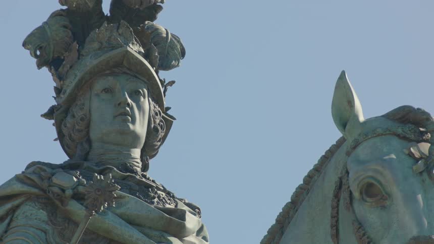 A statue of a man on a horse