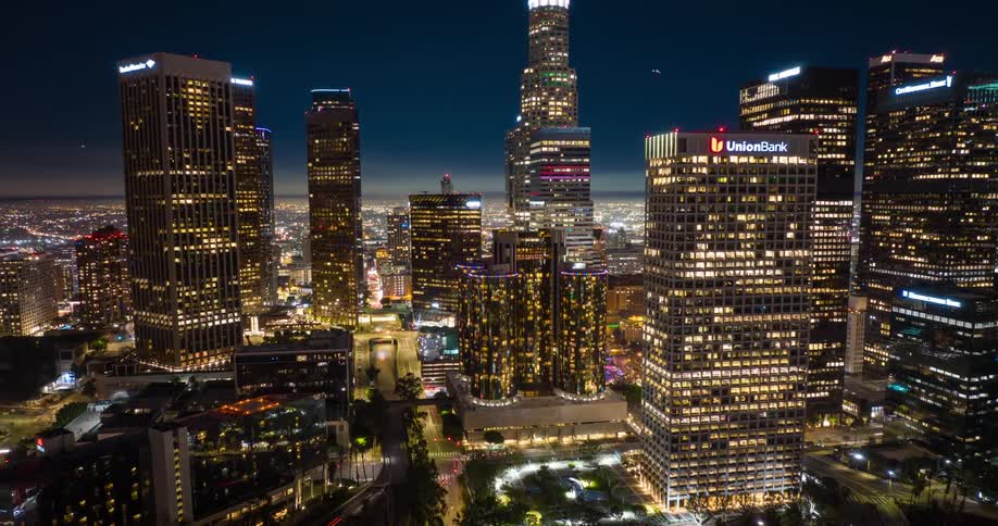 Scene of a Los Angeles  illuminated at night and intersections with vehicle traffic
