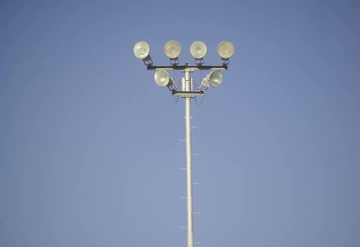 A tall pole with lights at the top