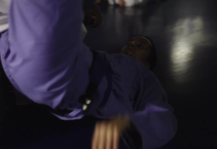 People are practicing judo in pairs in the game