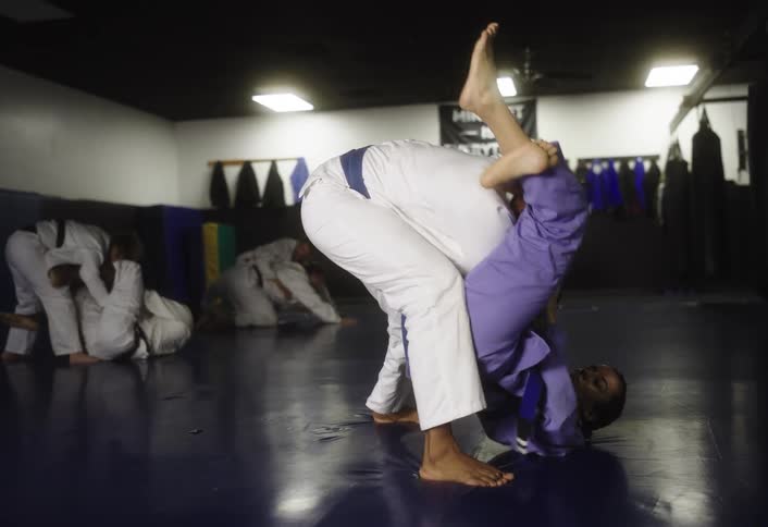 People training jiujitsu at a gym