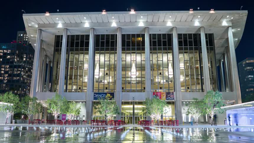 A time lapse of the plaza in front of Dorothy Chandler Pavilion