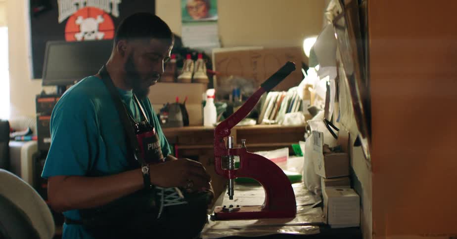Craftsman carrying out the production of a shoe