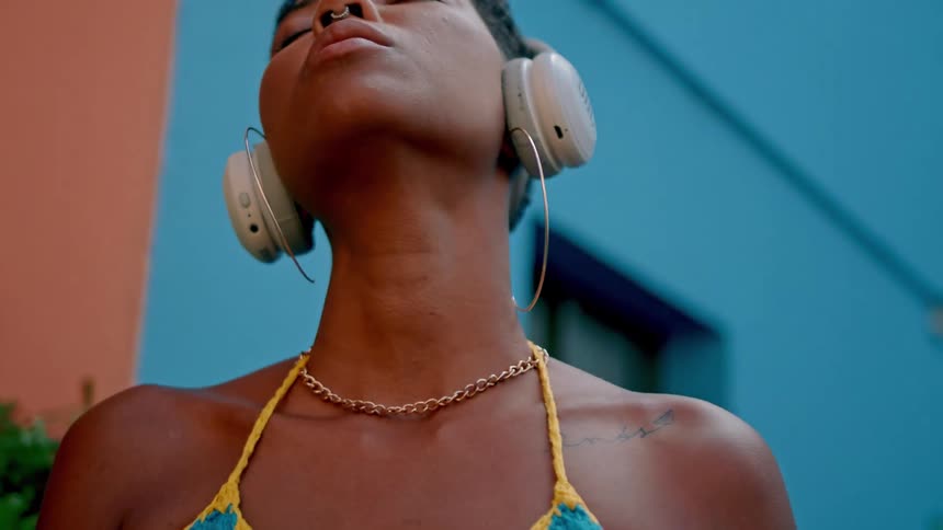 Woman with headphones in an outdoor environment enjoying music