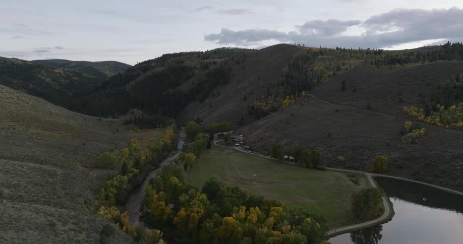 Aerial view of a natural area with a lake surrounded by mountains