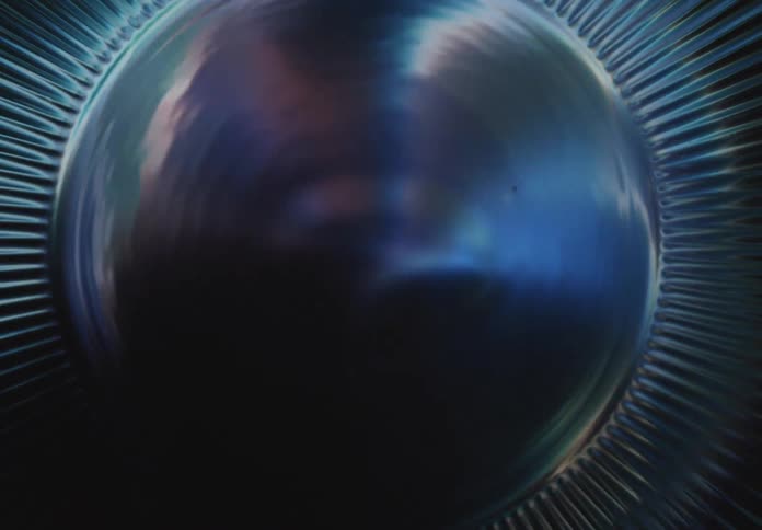Circular metal structure with thin fins