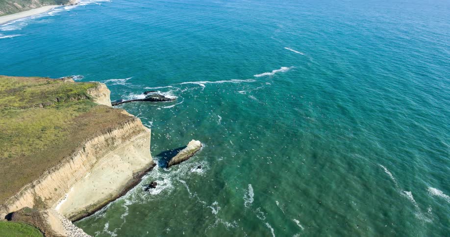 Turquoise blue ocean at the edge of the sea coast