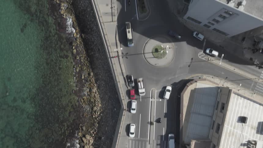 Vehicle traffic in an urban seaside city