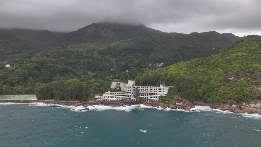 Landscape of a resort in a seaside setting on a foggy day