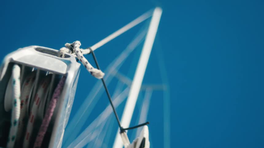 Hitch with moving ropes on a boat