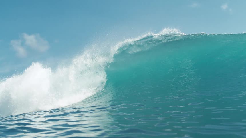 Wave forming and breaking in a tubular fashion in crystal clear ocean waters