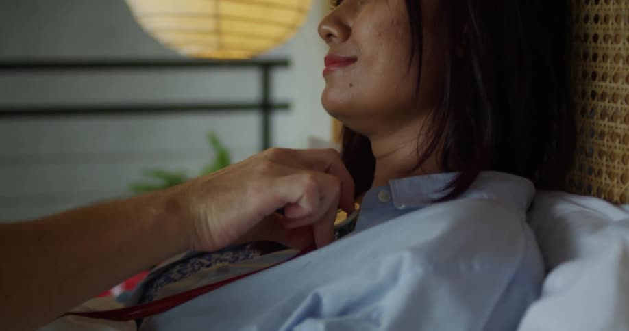 The doctor examines the patient