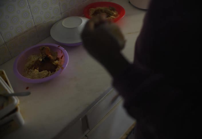 The woman puts covers on the bowls