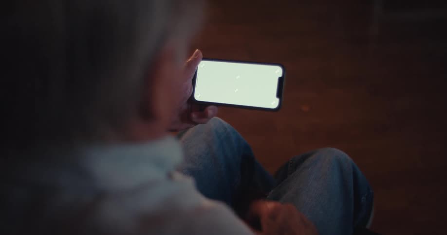 Elderly person in a vibrant manner holding a smartphone