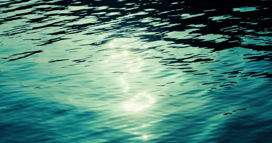 Reflection of the sun in calm waters in the ocean