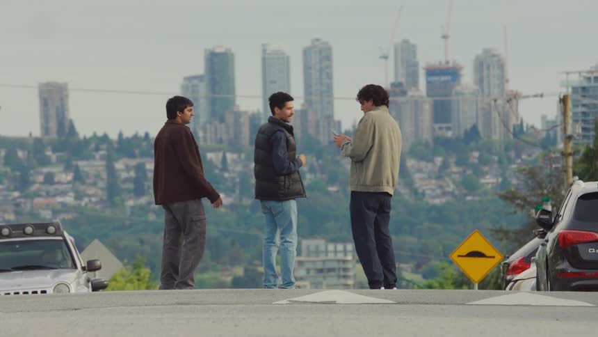 Three friends are lost as they walk in the city