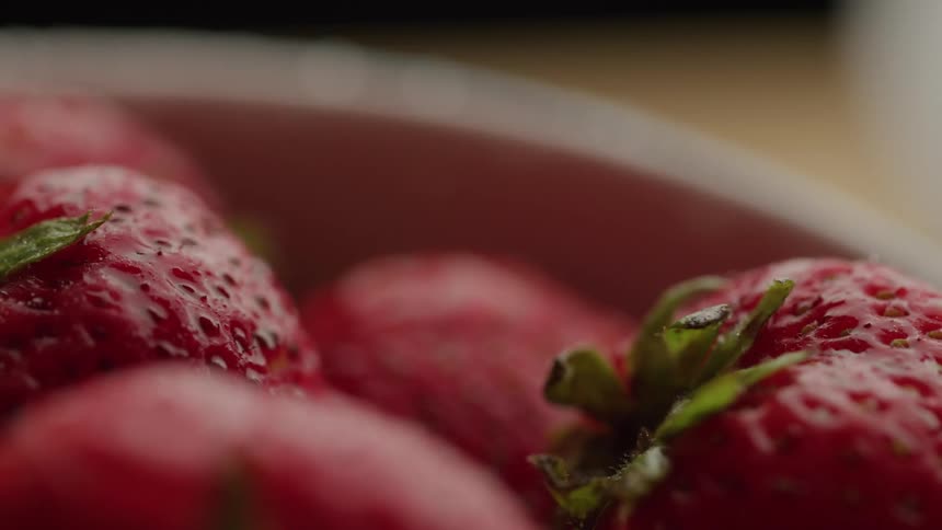 A bunch of fruit are in the bowl