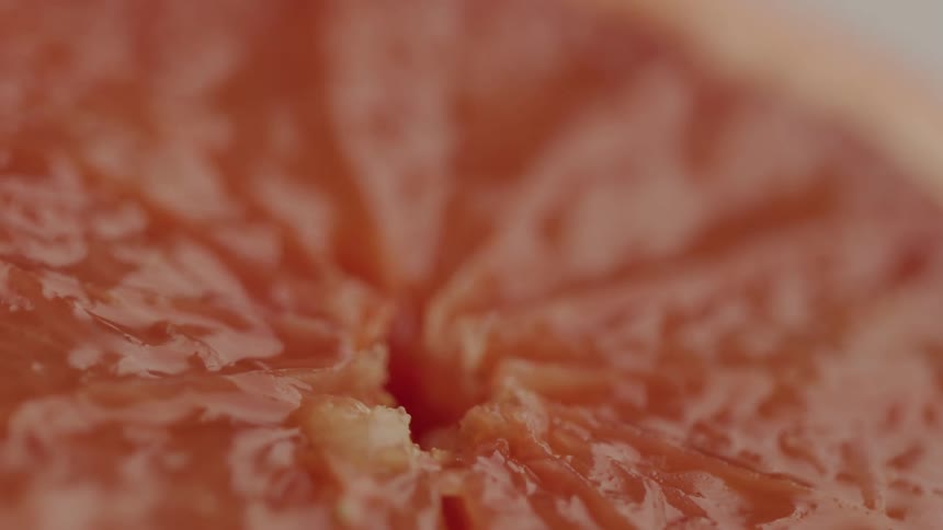 The grapefruit is cut in half