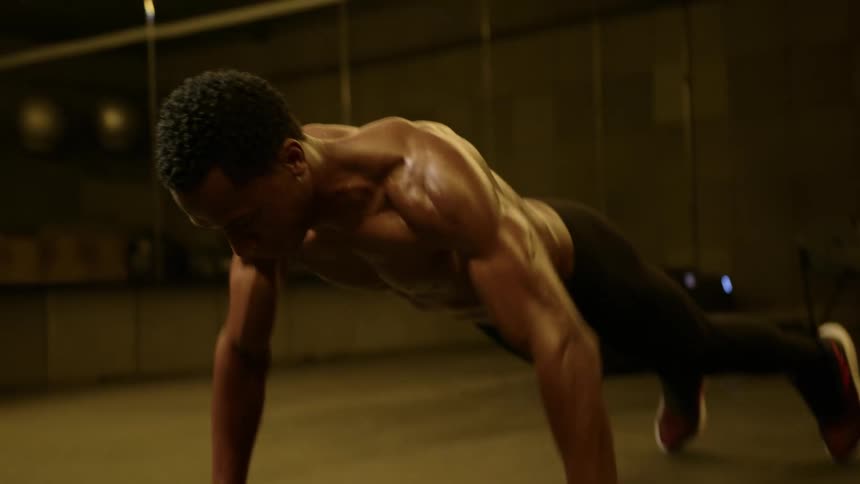 Man does push ups fast in the gym