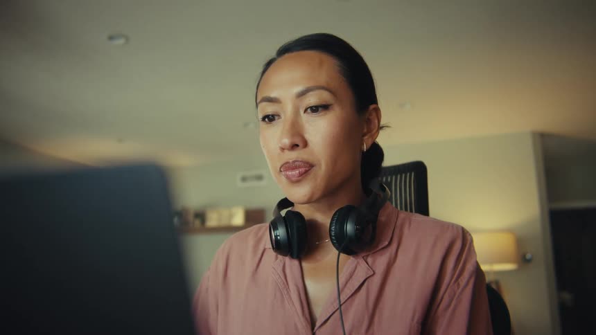 Woman concentrating in front of a laptop
