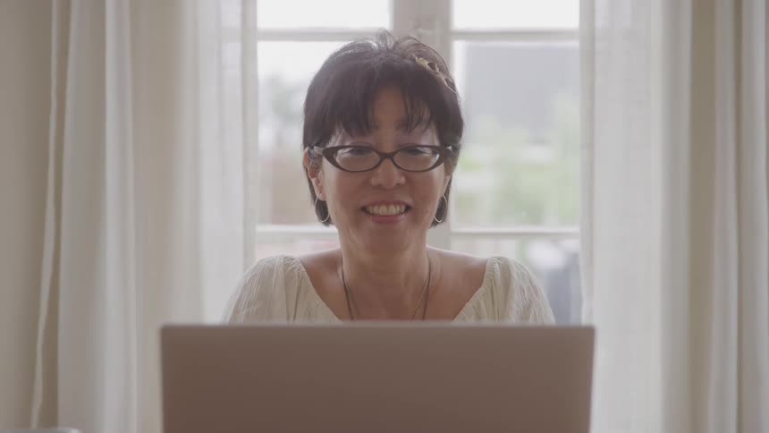 Woman with glasses in front of a laptop