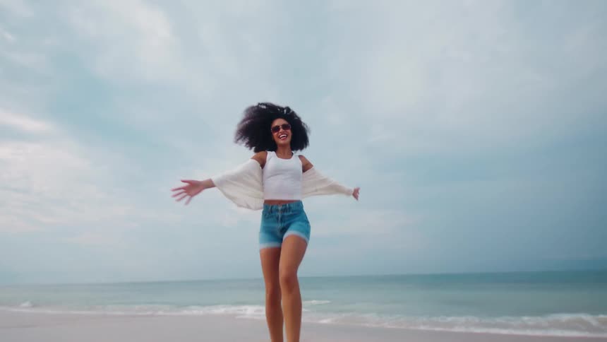 The woman runs across he beach