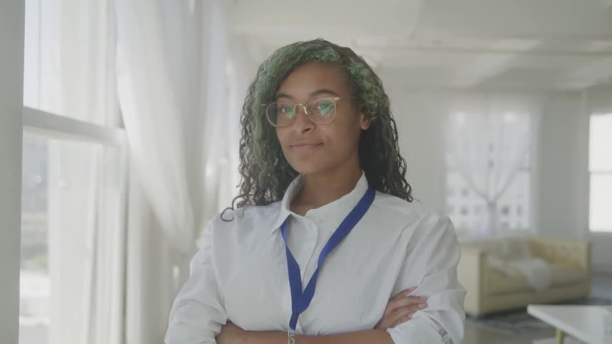 Woman with curly hair in an indoor space