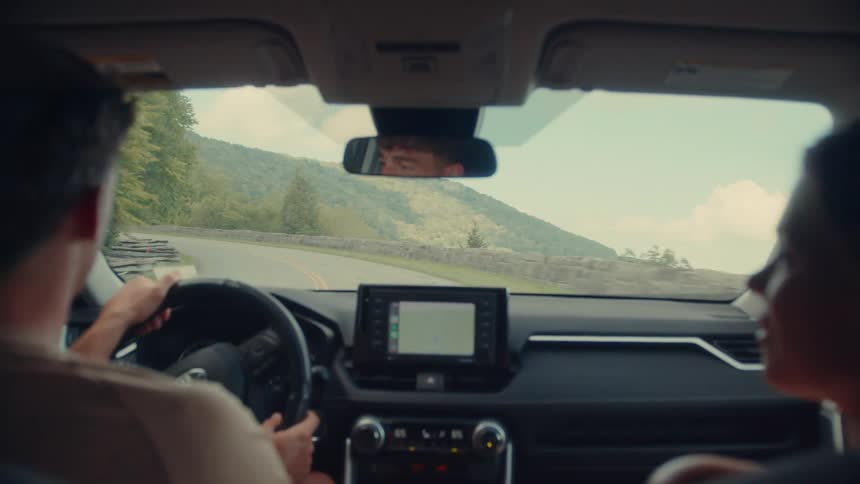 The video shows two lines on a road one is the white line on the left side of the road and the other is the yellow line on the right both lines curve with the road