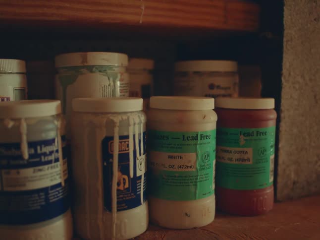 Paint jars have leaked on the shelf
