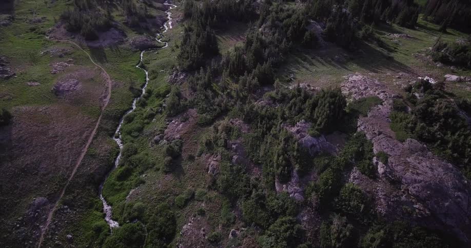 A river runs through a mountain valley