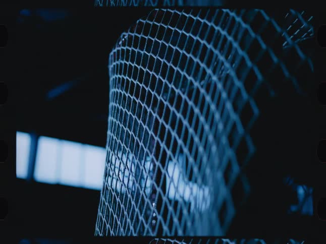 Flashing light as hockey goal net moves