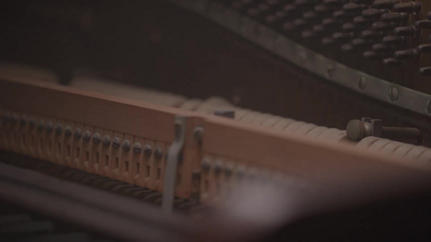 Internal keys of a moving piano