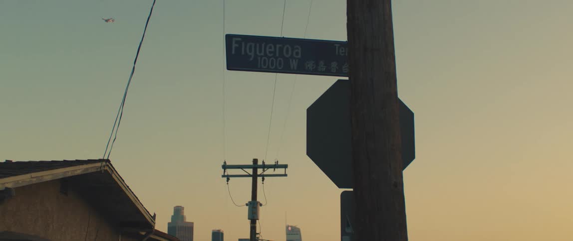 Street sign shows figueroa 1000 w at sunset in the city