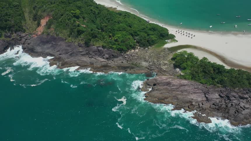 The islands are covered with green