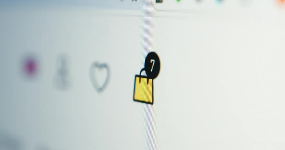 A digital shopping cart icon shows an increasing item count on a screen