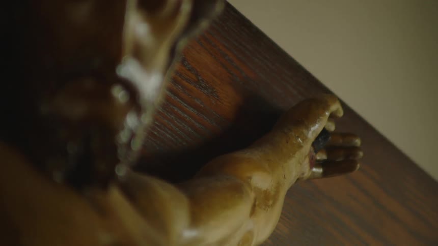 A close up of a crucifix