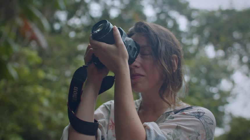 The woman takes photos of nature