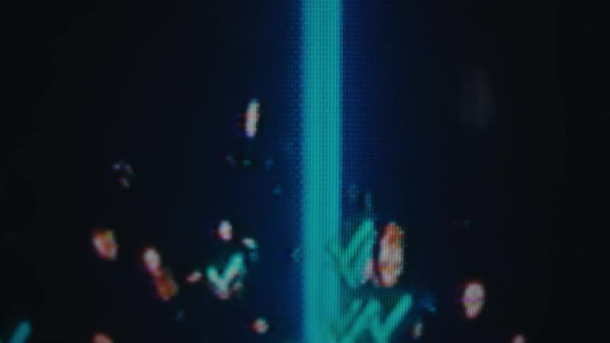 Screen showing skulls hitting a blue wall and breaking